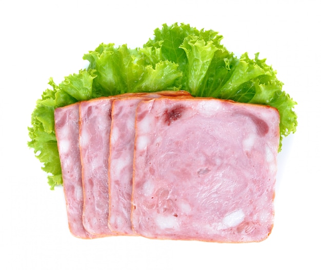 Jambon fumé tranché isolé sur blanc