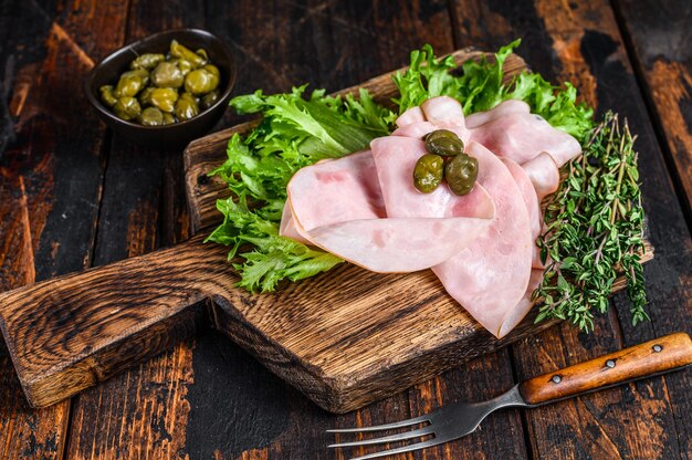 Jambon fumé tranché avec salade fraîche et herbes