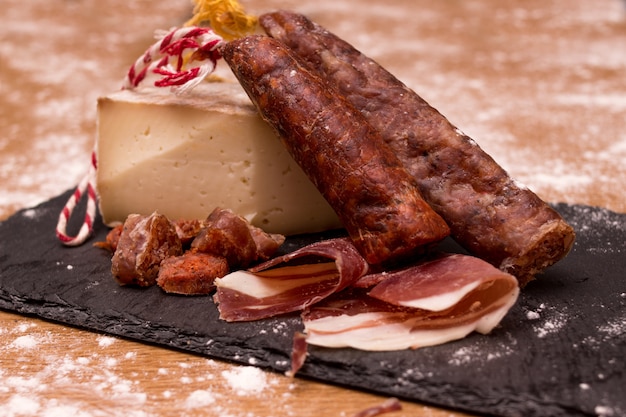 Jambon ibérique, chorizo, fromage, saucisse d'Espagne