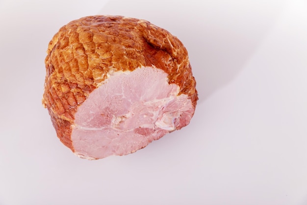 Jambon de porc entier isolé sur fond blanc Farine de viande