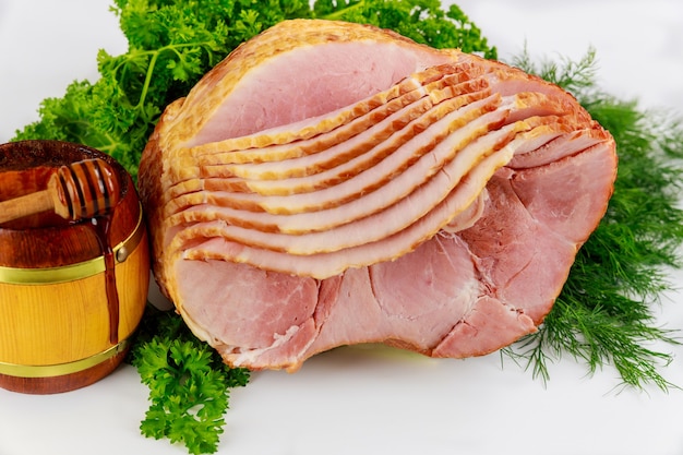 Jambon de porc fumé tranché au miel dans un bocal en bois.