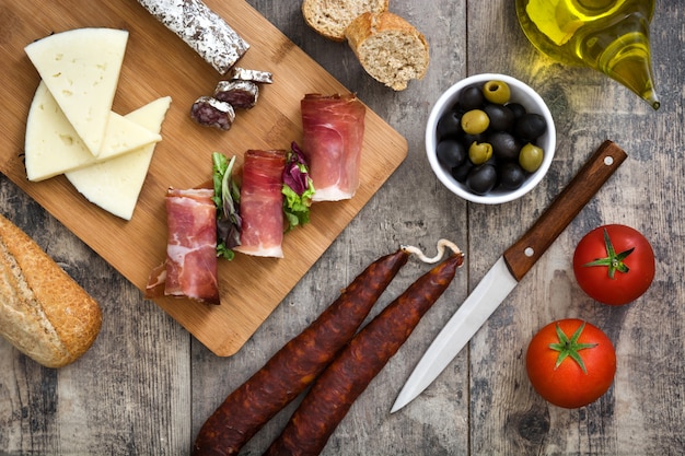 Jambon serrano espagnol, fromage et saucisse sur table en bois