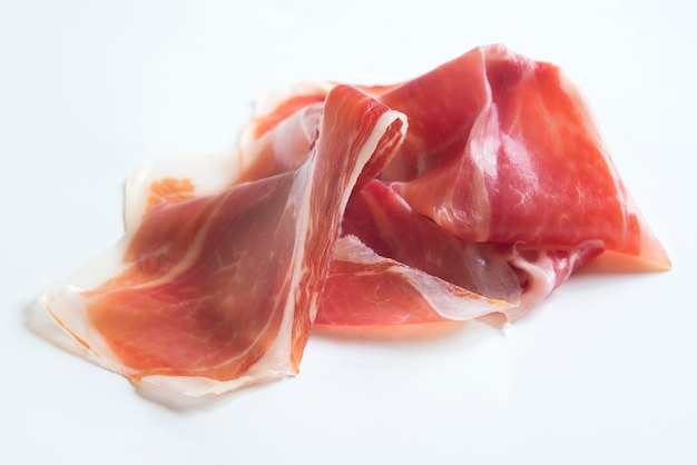 Photo jambon serrano en fond blanc