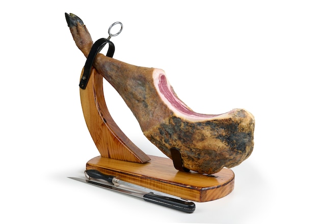 Jambon serrano ibérique espagnol sur support en bois. Isolé