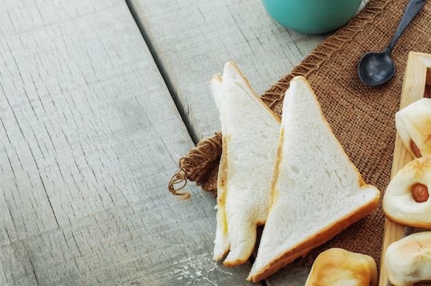 Jambon toast sur bois.