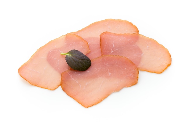 Jambon en tranches sur fond blanc. Jambon de porc frais en tranches sur fond blanc.