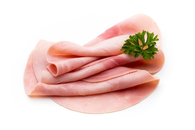 Jambon en tranches sur fond blanc. Jambon de porc frais en tranches sur fond blanc.