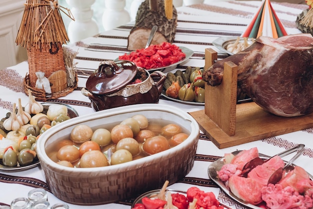 Jambon de viande hamon et collations sur la table de bière à la réception de mariage au restaurant restauration de luxe célébration de noël