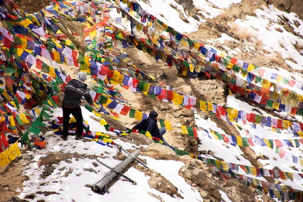 JAMMU KASHMIR INDE 20 MARS Indiens et tibétains attachés drapeaux de prière et de bénédiction sur le mont du monastère de Thiksey et Namgyal Tsemo Gompa à Leh ladakh le 21 mars 2019 au Jammu-et-Cachemire Inde