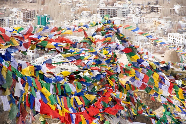 JAMMU KASHMIR INDE 20 MARS Indiens et tibétains attachés drapeaux de prière et de bénédiction sur le mont du monastère de Thiksey et Namgyal Tsemo Gompa à Leh ladakh le 21 mars 2019 au Jammu-et-Cachemire Inde