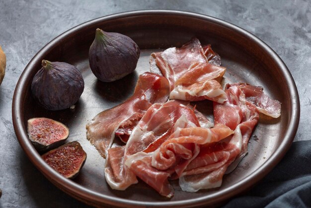 Jamon aux figues et une baguette au fromage à la crème sur la table à manger apéritif pour le vin Cuisine espagnole