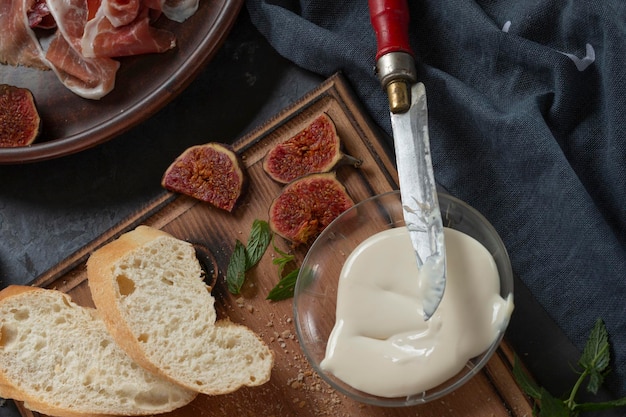 Jamon aux figues et une baguette au fromage à la crème sur la table à manger apéritif pour le vin Cuisine espagnole