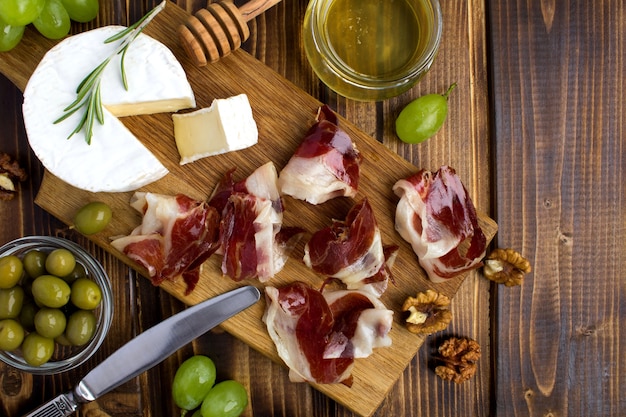 Jamon et fromage sur planche de bois