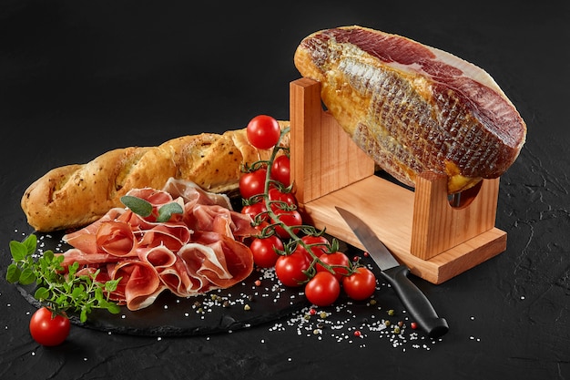 Jamon sculpté dans une cuisse de porc sur un support de jamonera