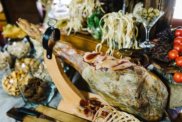 Jamon serrano Jambon espagnol traditionnel Jambon entier de viande de porc séchée sur un support en bois Prosciutto crudo italien Bellota ou jambon de Parme