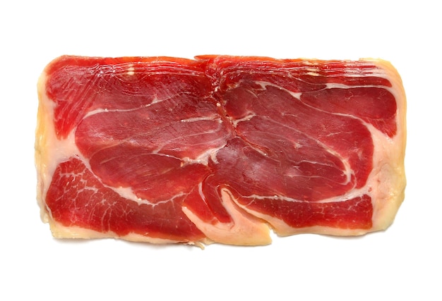 Jamon en tranches isolé sur fond blanc. Mise à plat, vue de dessus