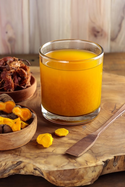 Jamu kunir asem ou kunyit asam est une boisson à base de plantes traditionnelle indonésienne à base de curcuma et de tamarin