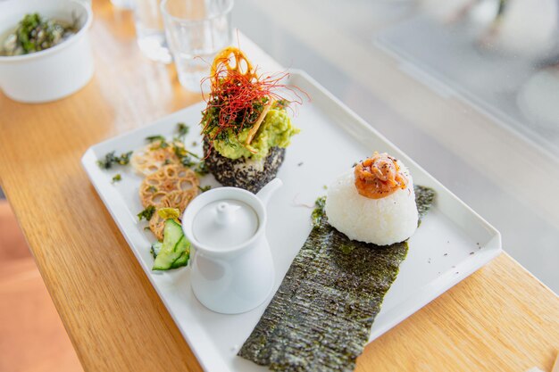 Photo japanese umeplum shiso quitte musubi onigiri et genmai avocado musubi onigiri selective focus