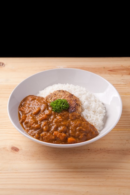 Japon Curry avec Hamburger de porc sur du riz sur table en bois