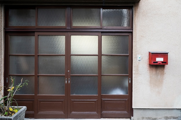 Japon d'entrée de maison avec des fenêtres