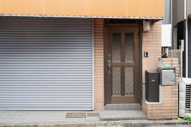 Japon d'entrée de maison avec des fenêtres