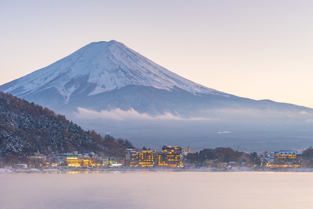 Japon, montagne de Fuji, lac de Kawaguchiko en automne après-midi, Avec l&#39;effet de lumière du soleil chaud créée, reflète l&#39;ombre en relief à la montagne, à la terre, au lac et à l&#39;édifice