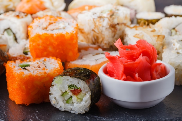 Le Japon roule avec du poisson et du riz, pile sur une table