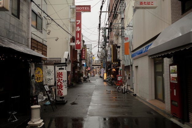 Japon rue après la pluie avec des bâtiments