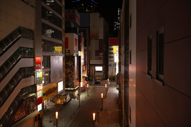 Photo japon ville avec rue vide et lumières