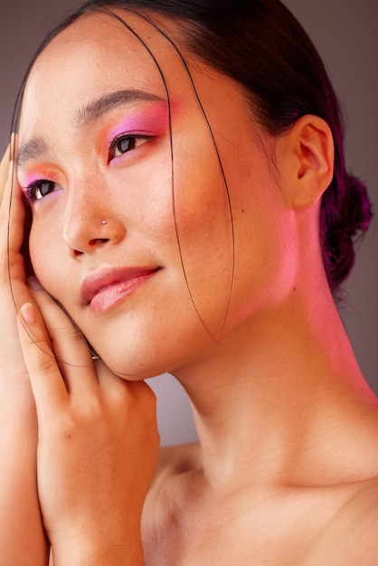 Japon visage maquillage néon ou femme modèle pour les soins de la peau beauté du visage ou cosmétiques bien-être en studio Santé de la peau détente et paix fille avec fard à paupières rose produit de luxe ou art organique créatif