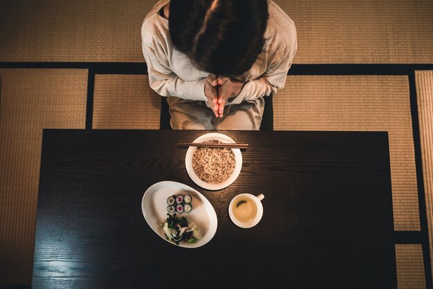 Japonaise, femme, manger, traditionnel, appartement