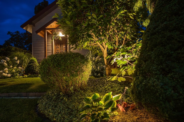 Photo jardin d'arrière-cour illuminé le soir