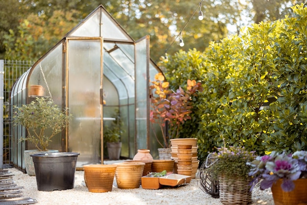 Jardin avec belle orangerie vitrée