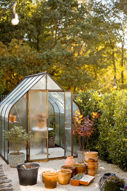 Jardin avec belle orangerie vitrée