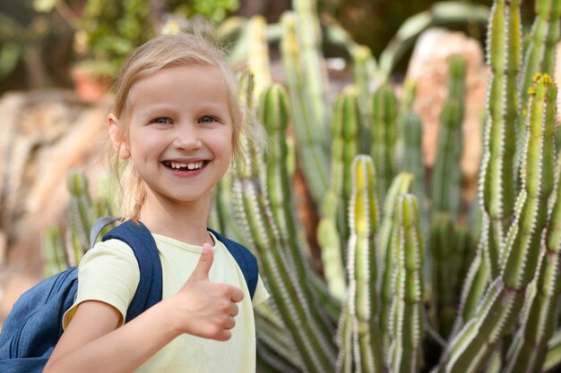 Jardin de cactus pour enfants Excursion Enfant Petite fille au jardin botanique de cactus Éducation avec L