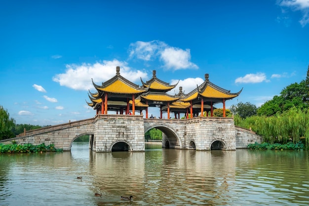 Jardin chinois du lac de l'Ouest élancé à Yangzhou en Chine