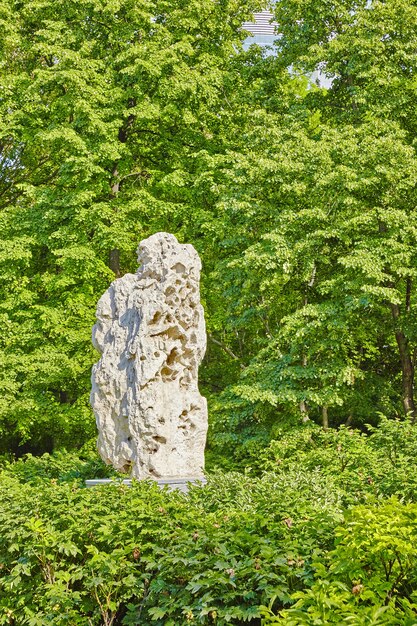 Jardin chinois typique, parc aux rochers bizarres. Pékin, Chine