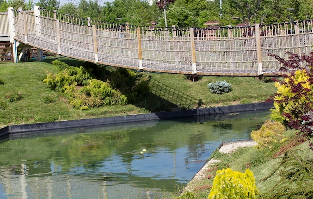 Jardin communautaire et pont suspendu en pleine verdure