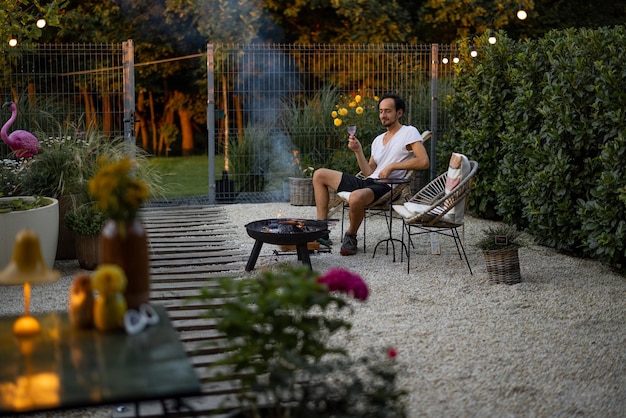 Jardin confortable avec homme relaxant sur fond