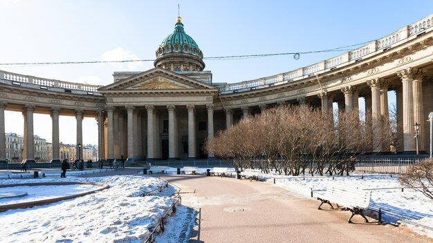 Jardin couvert de neige près de la cathédrale de Kazan en mars