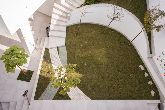 Jardin devant maison moderne