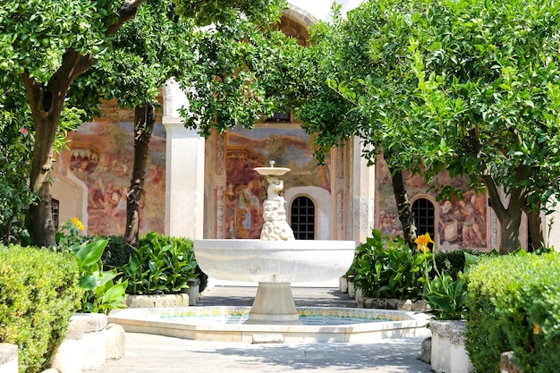 Jardin du cloître du monastère de Santa Chiara à Naples Italie