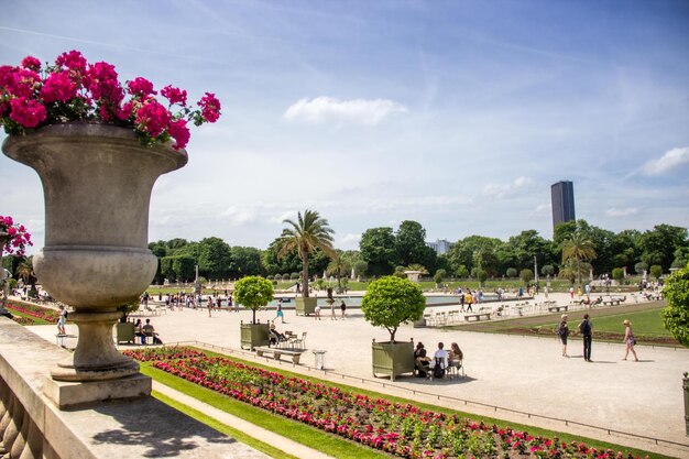 Jardin du Luxembourg à Paris avec un beau parc fleuri