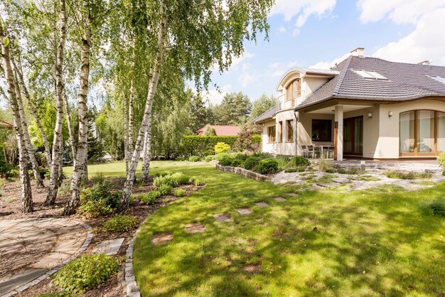 Un jardin à l'extérieur de la villa kokomo