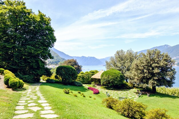 Photo jardin de fleurs au lac de côme