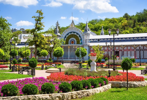 Jardin de fleurs du parc à Piatigorsk Russie