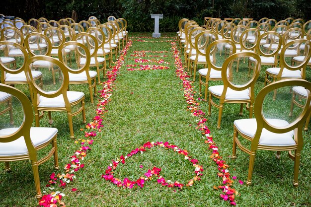 Photo un jardin de fleurs avec un nombre en forme de cœur au milieu de l'herbe