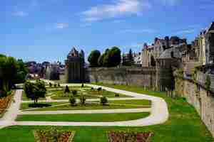 Photo jardin français devant les remparts du château dans la ville de vannes en bretagne, en france