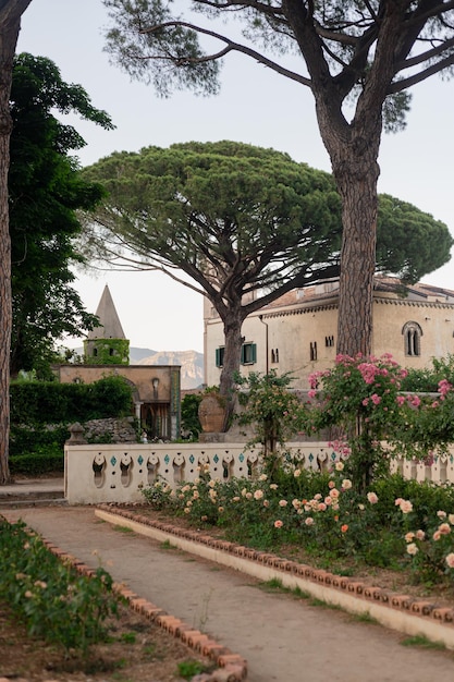 Jardin historique ombragé et confortable de la Villa Cimbrone dans le village de Ravello dans le sud de l'Italie