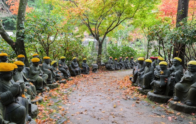 Jardin japonais d&#39;automne avec de petites statues de Bouddha sur le terrain du temple Daisho-in de l&#39;île de Miyajima